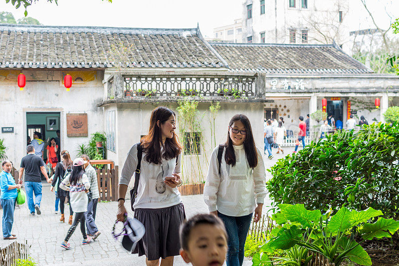 游客参观观澜版画村，深圳，中国