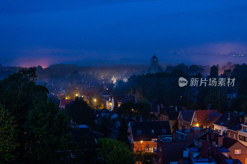 清晨的城市景观与薄雾的深蓝色天空，俯瞰比利时小城沃鲁威在布鲁塞尔的东南方