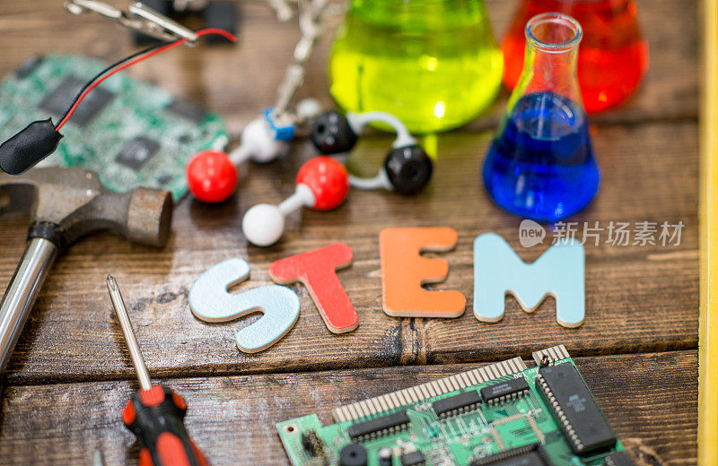 科学设备与“STEM”字照片
