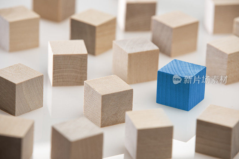 蓝色方块被白色的木制方块包围