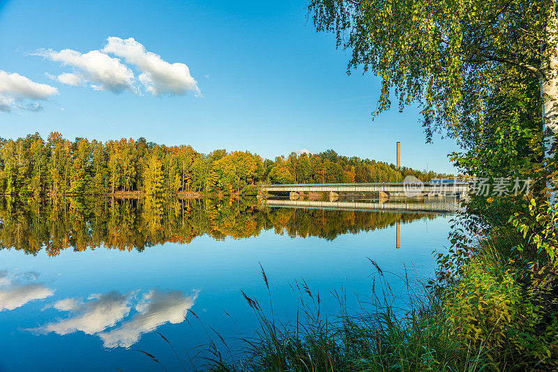 横跨达尔河的大桥在秋色的瑞典