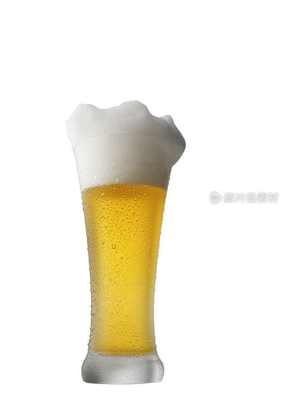 冰镇啤酒杯与水珠凝结。品脱啤酒杯孤立在白色背景