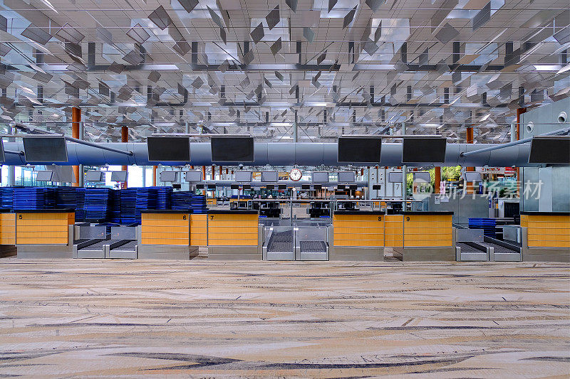 樟宜机场3号航站楼办理登机手续柜台的广角正面视图;关闭,不开放