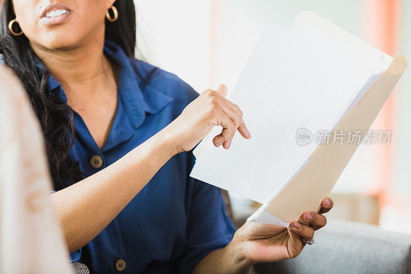 近距离拍照的女人拿着商业文件