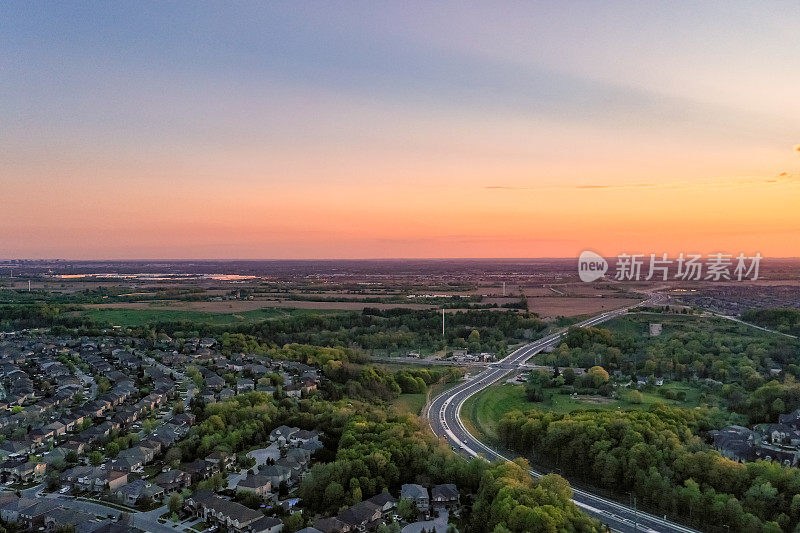 加拿大沃恩，Woodbridge和Kleinburg的独立复式住宅，在麦肯齐博士和Islinton大街的住宅区的鸟瞰图