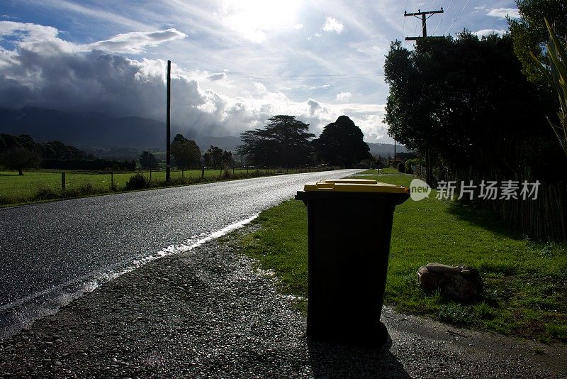 新西兰农村等待回收的垃圾桶