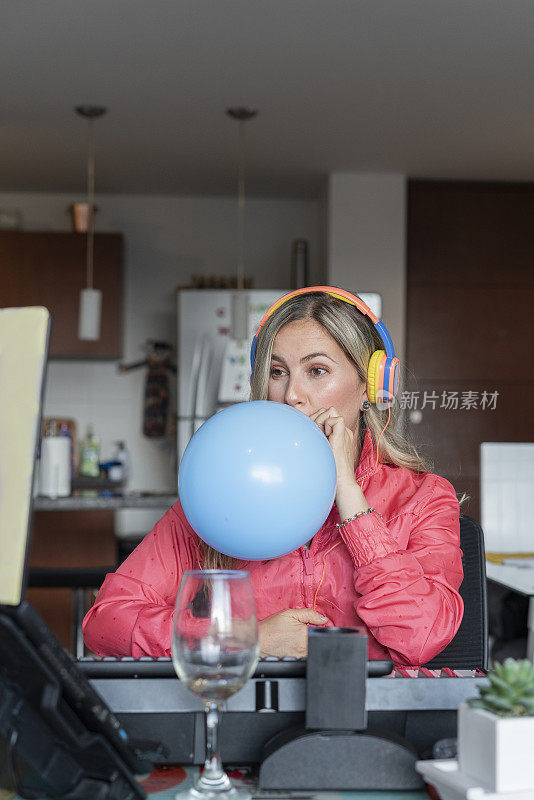 摘要唱歌教师用气球来学习如何在唱歌时保持空气，气球是虚拟课堂的一个非常重要的配件