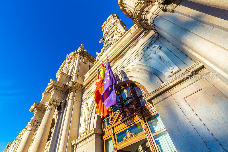 西班牙国旗的巴伦西亚市政厅