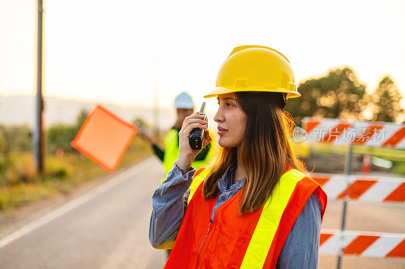 在现场交流西班牙工人设置障碍和指挥交通街道道路和高速公路建设照片系列