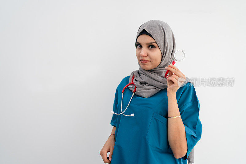 自信的穆斯林女医生站在医院里