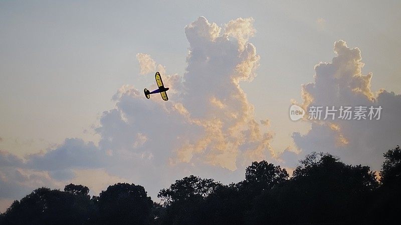 日落天空中的遥控飞机模型