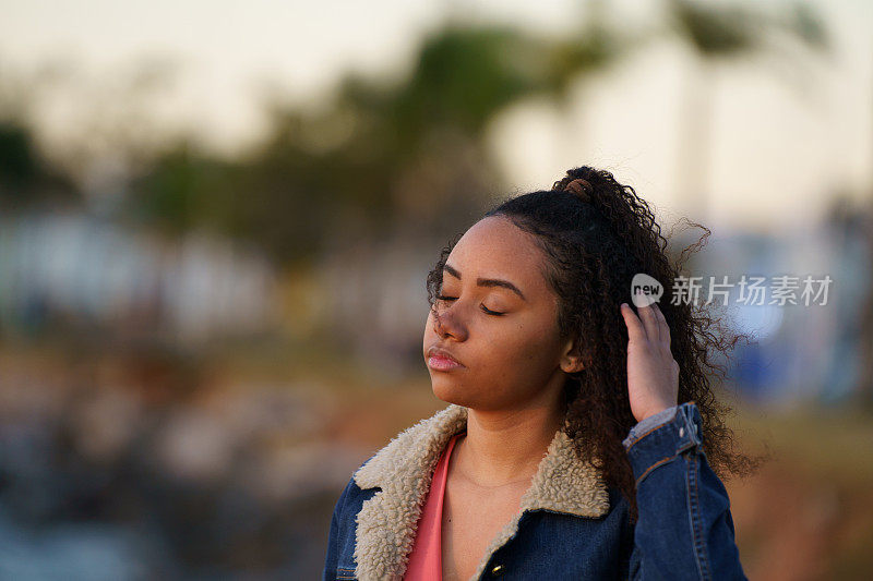 欣赏日落的黑人女性