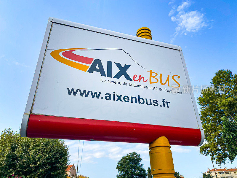 2021年8月，法国普罗旺斯艾克斯市的一个公交车站上出现了“艾克斯公交”的标志牌