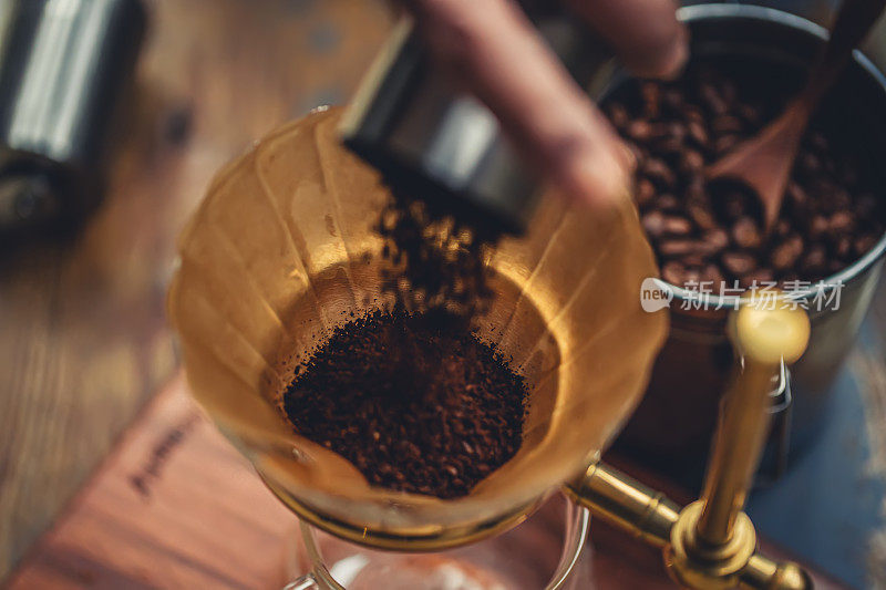 煮咖啡，将咖啡粉倒入咖啡滤纸