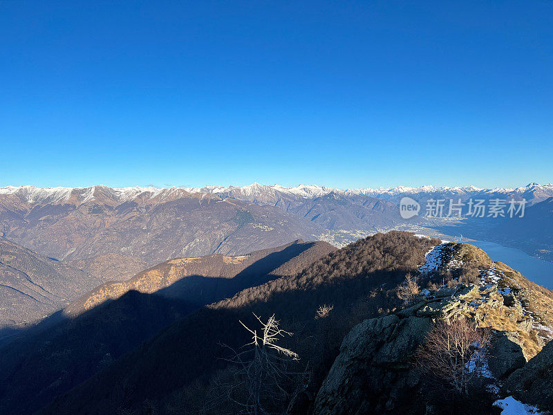 冬天从山顶俯瞰湖景