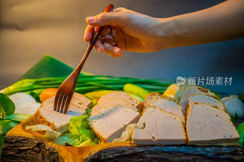 传统的越南食物，猪肉香肠或猪肉腊肠，配以胡椒、柠檬和盐酱，颜色鲜艳