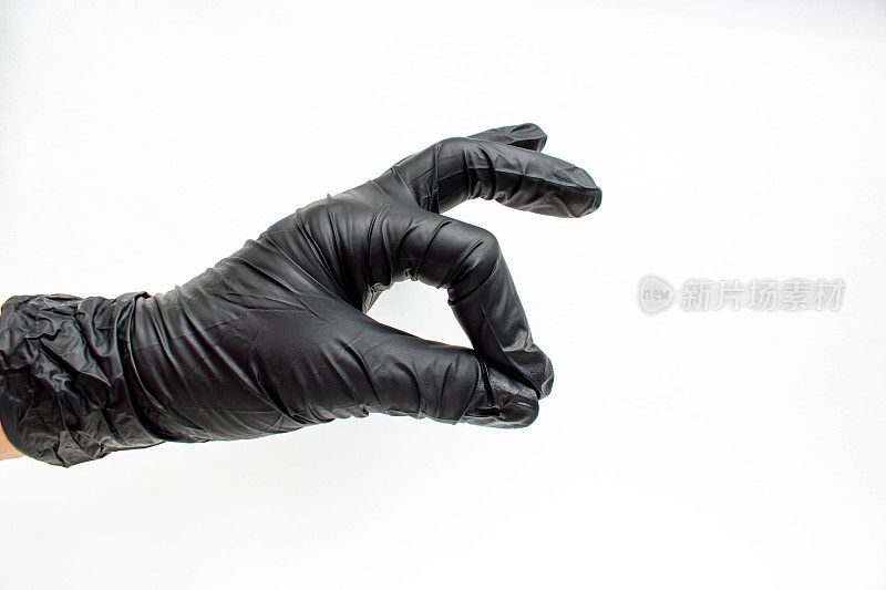 戴上黑色手套，保护自己。清洁的概念