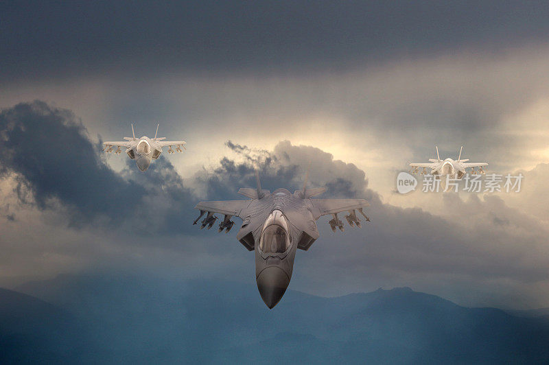 三架F-35战斗机飞过云层
