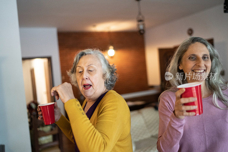 活跃的老年朋友在家里聚会