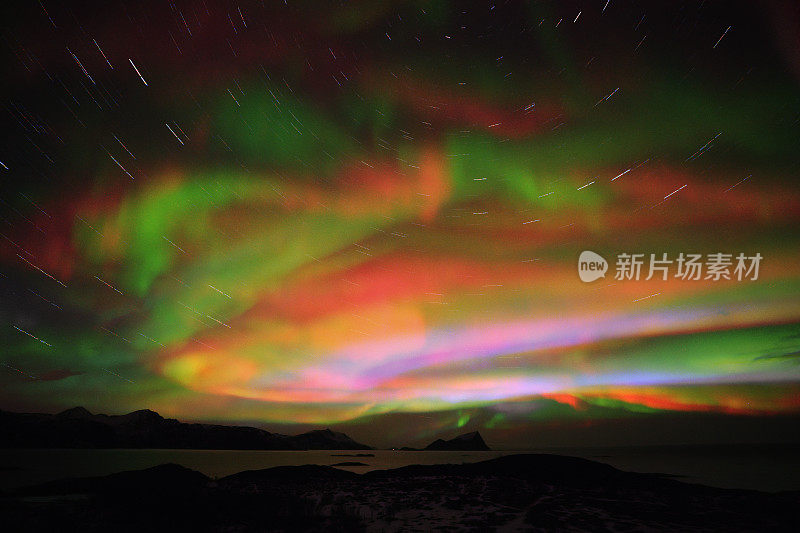 夜空中五颜六色的北极光。星星在数字生成的图像上留下痕迹