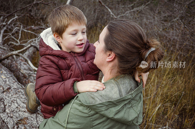 母子俩在大自然中玩耍