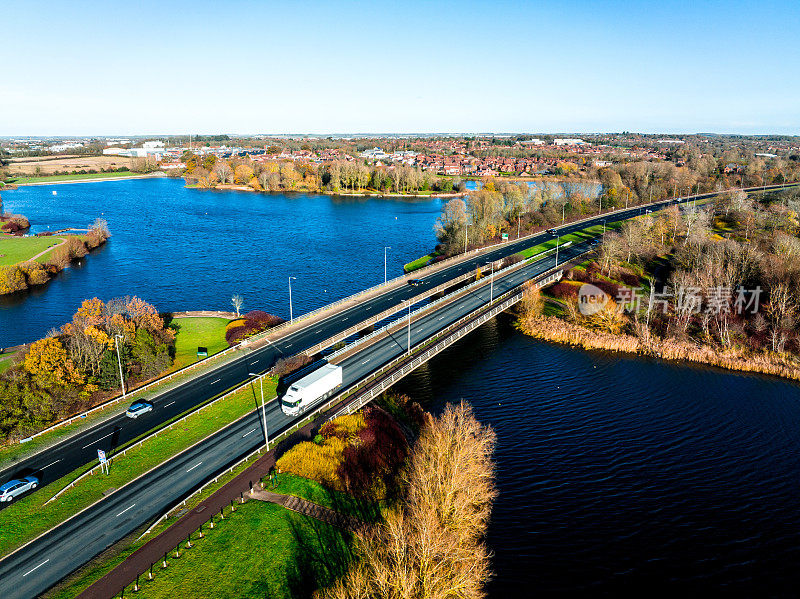 航拍的铰接式货车在乡村道路上，英国米尔顿凯恩斯