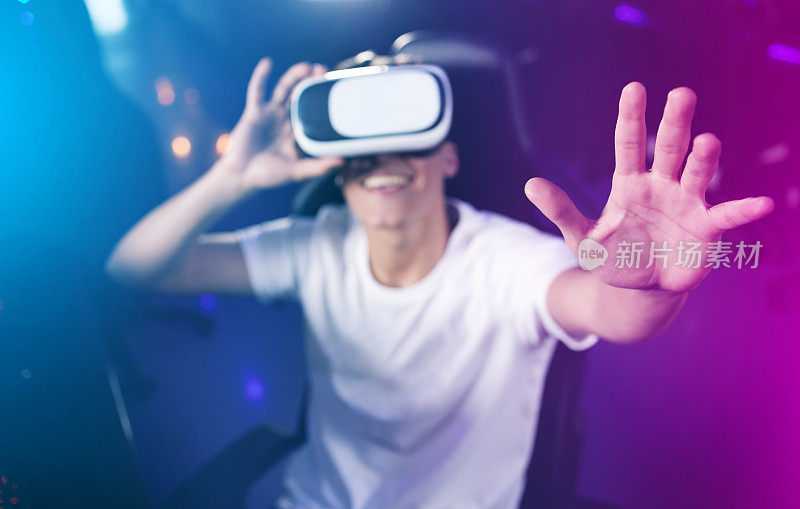 一个年轻人用3d眼镜玩电脑游戏的照片