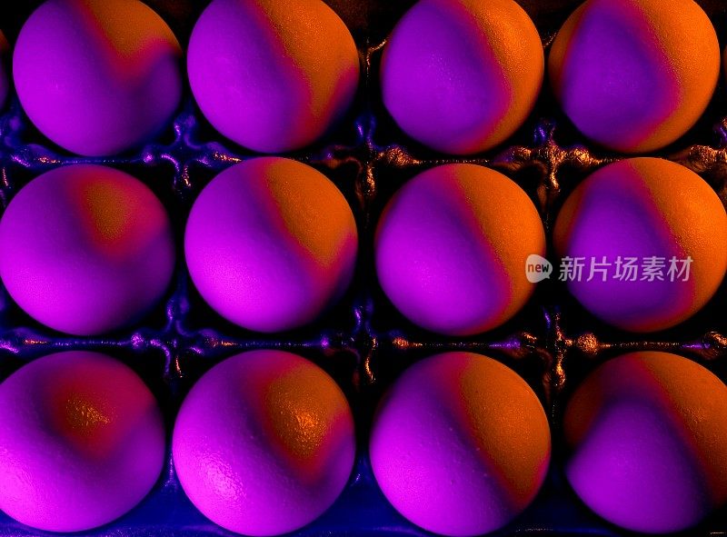 在格子纸盒里装上色彩鲜艳的鸡蛋，用led灯照明，使用光绘技术