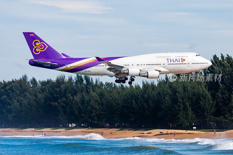 泰国航空公司的客机在机场降落。飞行旅行日程。航空和飞机。航空运输。全球国际运输。飞和飞行。