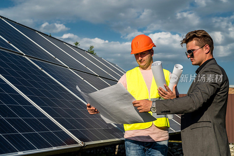 工人和客户在讨论每个太阳能电池板的项目成本