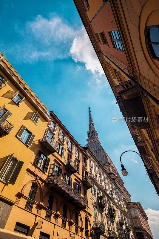 在意大利都灵，天空一片蔚蓝的鼹鼠安东里亚纳的一瞥