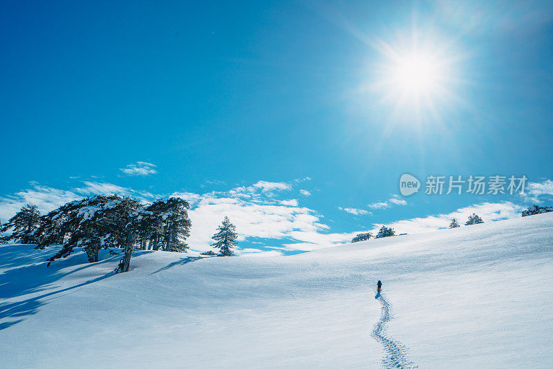 成功的登山运动员就是在冬天的雪地里走在高山的顶峰上