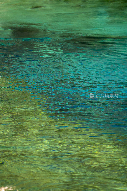 绿松石般的泉水在自然环境中荡漾，有上涌和淹没的岩架