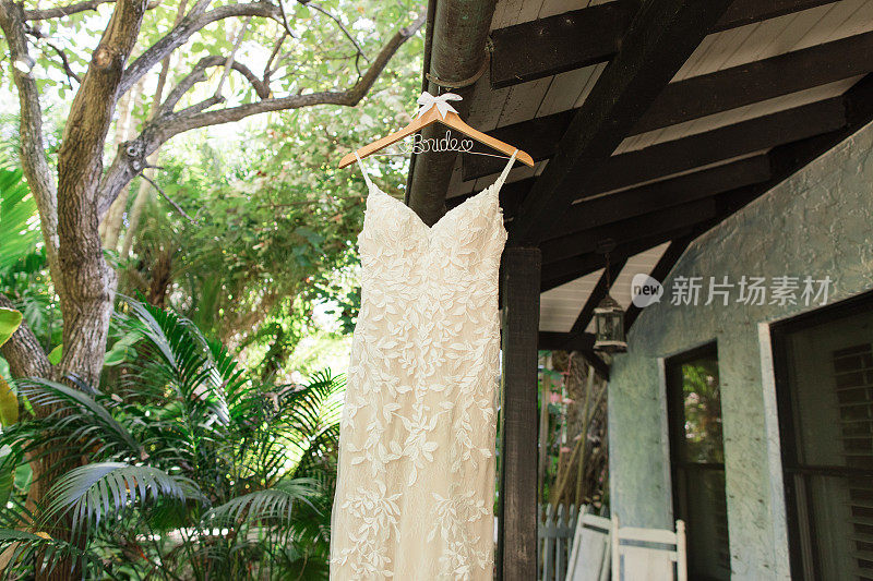 优雅的婚纱挂在新娘衣架上准备一个户外春季婚礼在南佛罗里达