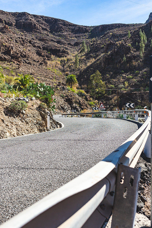 风景如画的公路穿过大加那利群岛的山丘