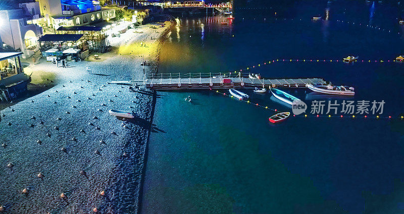 意大利阿马尔菲海岸，玛丽娜德尔坎通海滩夜间鸟瞰图。