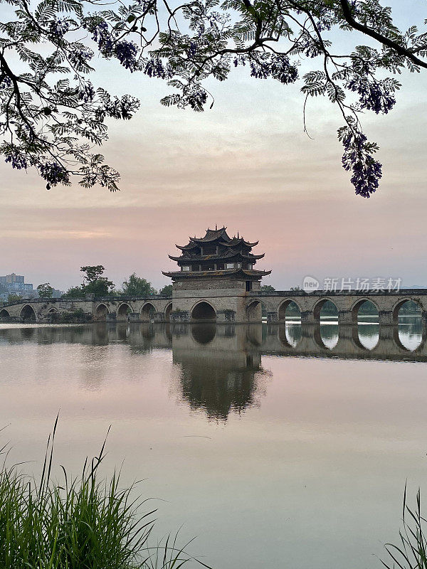 中国云南省，宁静的河流上的传统中国风格的桥