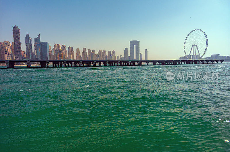 日落的迪拜码头和JBR地区和著名的摩天轮和黄金沙滩在波斯湾，迪拜，阿联酋