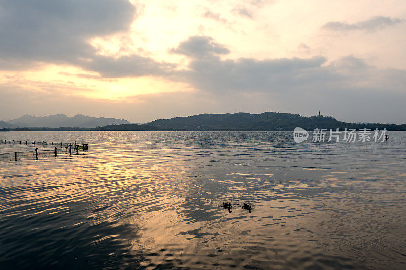 中国杭州西湖的夕阳风光