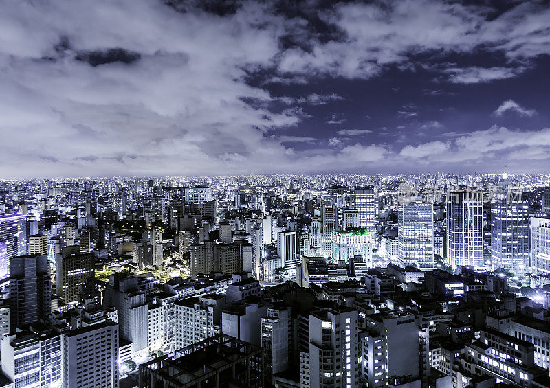 巴西圣保罗摩天大楼的空中夜景