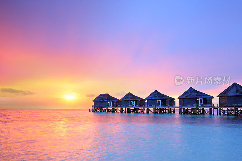 日落马尔代夫岛，水上别墅度假胜地