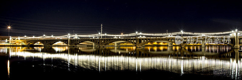 桥在晚上
