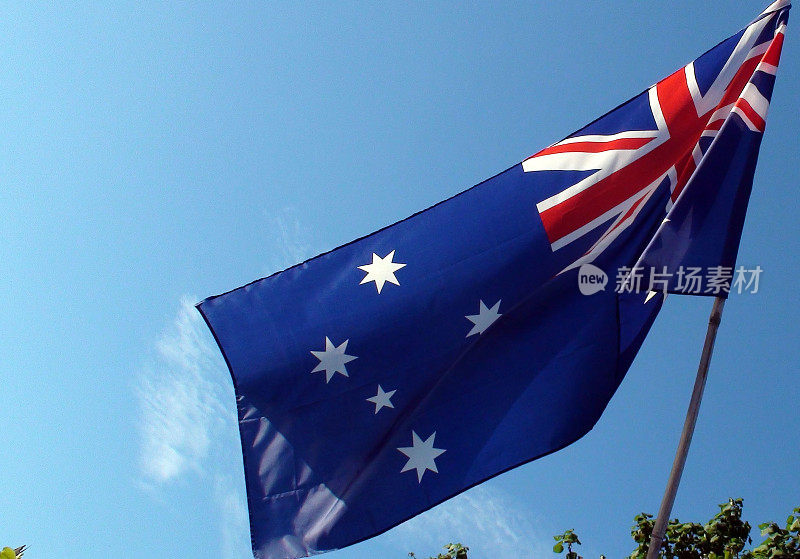 近距离观看澳大利亚国旗对抗晴朗的蓝天