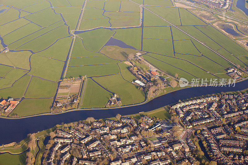 荷兰风景与村庄，绿色的田野和运河