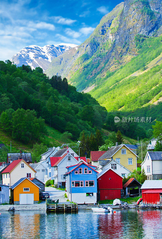 挪威盖兰格峡湾山上的村庄和海景