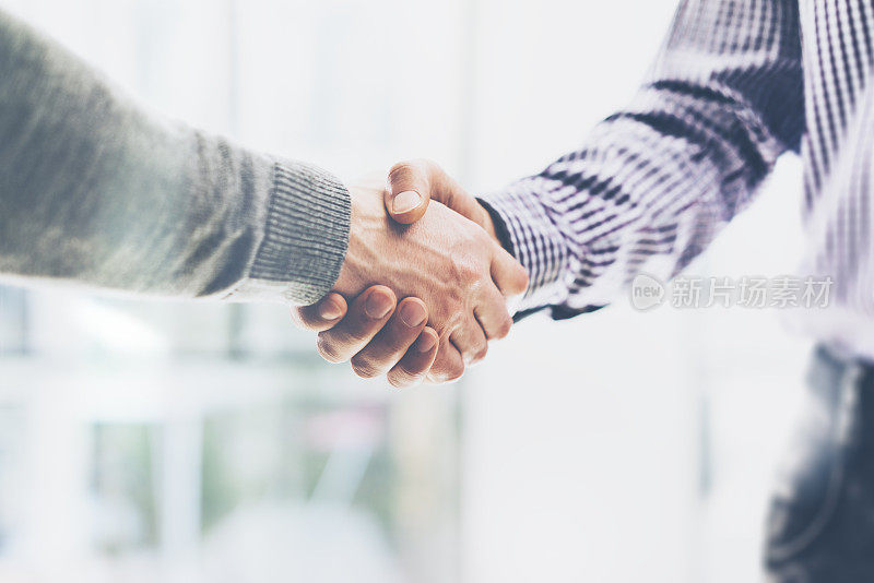 商业伙伴会议概念。商人形象握手。成功的商人握手