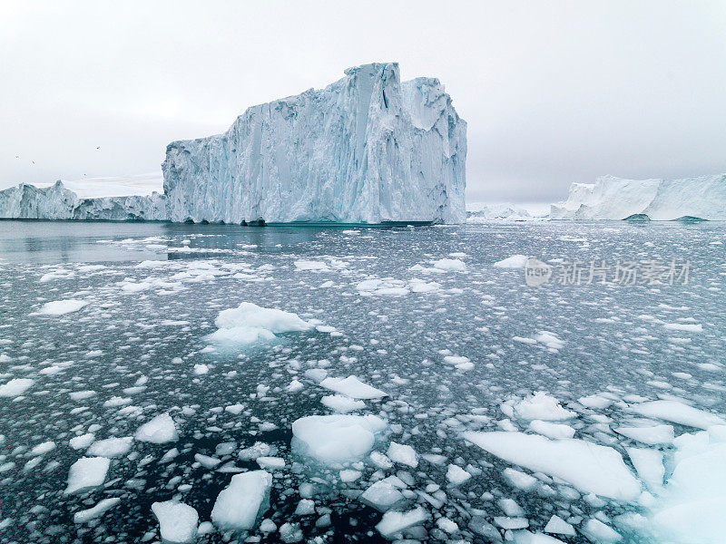 格陵兰岛伊卢利萨特的北冰洋上有巨大的冰川