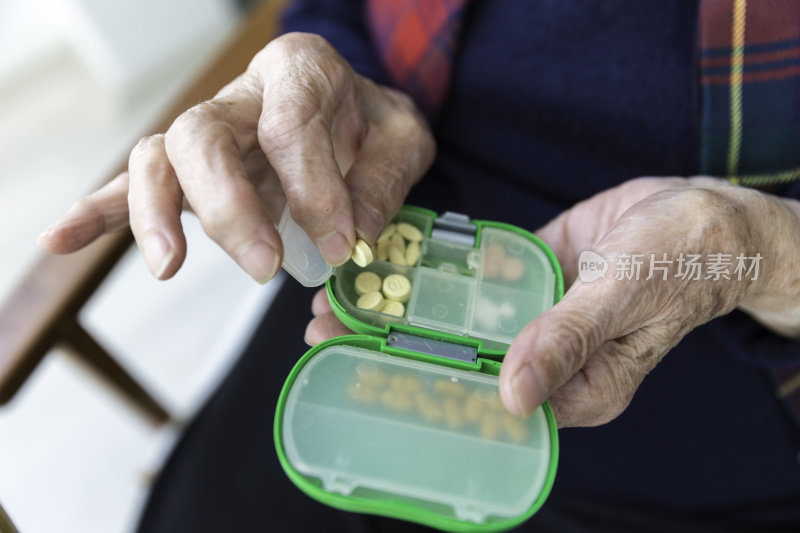 年迈的土耳其妇女从药箱里取药
