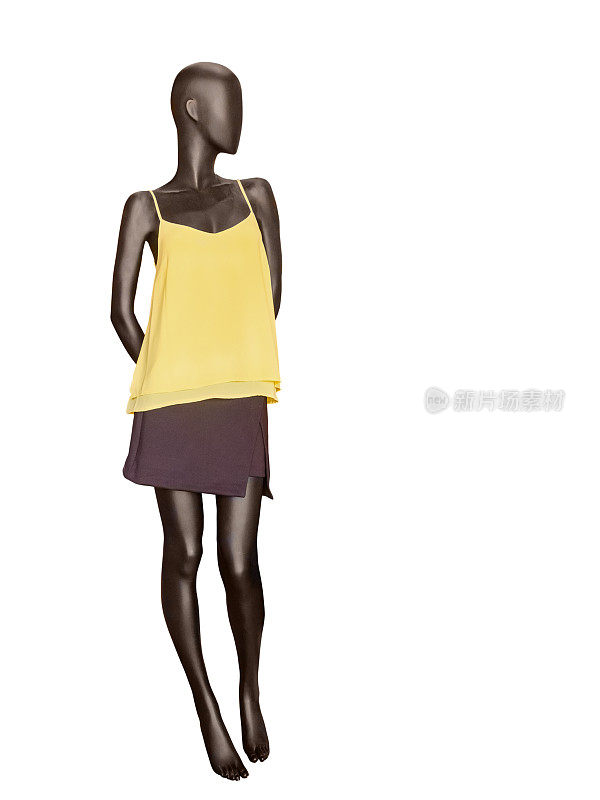 穿着裙子和黄色上衣的女人体模型。