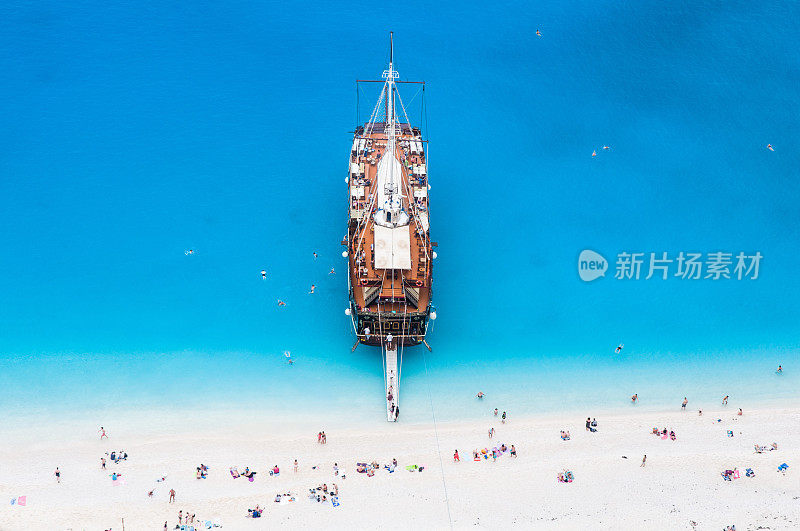一艘大型帆船停泊在白沙滩上